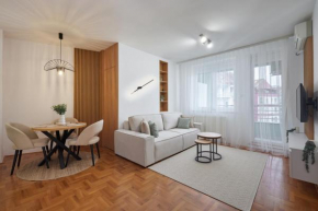Modern Living Apt - City Center Elegance - FREE PARKING